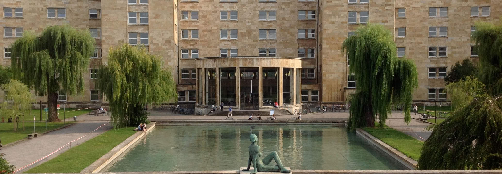 alt="Fuehrung Westend Campus mit IG-Farben-Haus"