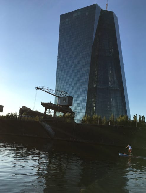 Stadtfuehrung im Frankfurter Ostend und den Bauprojekten rund um die EZB